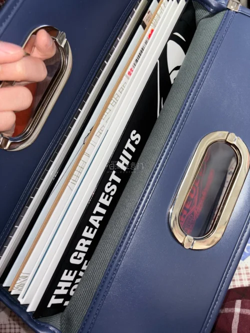 依旧是很满意～这次买的两件DELICO商品！一件是26年前的贴纸，还有一件是25周年纪念的黑胶唱片包包！收到了很开心～这次使用的竹蜻蜓物流，从合单到收到大概是16天的样子～等到国内下飞机就很快收到啦！谢谢挖煤姬！等待着下一单的发出～耶！