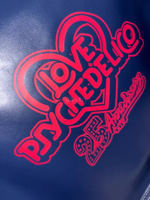 依旧是很满意～这次买的两件DELICO商品！一件是26年前的贴纸，还有一件是25周年纪念的黑胶唱片包包！收到了很开心～这次使用的竹蜻蜓物流，从合单到收到大概是16天的样子～等到国内下飞机就很快收到啦！谢谢挖煤姬！等待着下一单的发出～耶！