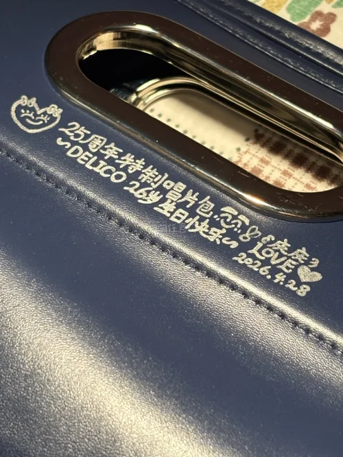 依旧是很满意～这次买的两件DELICO商品！一件是26年前的贴纸，还有一件是25周年纪念的黑胶唱片包包！收到了很开心～这次使用的竹蜻蜓物流，从合单到收到大概是16天的样子～等到国内下飞机就很快收到啦！谢谢挖煤姬！等待着下一单的发出～耶！