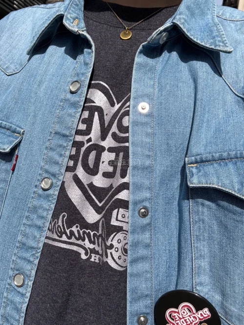 依旧是很满意～这次买的两件DELICO商品！一件是26年前的贴纸，还有一件是25周年纪念的黑胶唱片包包！收到了很开心～这次使用的竹蜻蜓物流，从合单到收到大概是16天的样子～等到国内下飞机就很快收到啦！谢谢挖煤姬！等待着下一单的发出～耶！