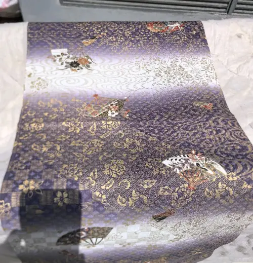 在挖煤姬下单的新一批海淘正绢又到啦
都是漂亮的布料，满满的全是漂亮的金彩，太华丽了，非常适合改成娃衣，品相都很好，布料精美，购物体验非常满意
购物体验超级好，一次切了很多件正绢和服，收到挖煤姬的包裹后，想夸一夸！包装特别用心，里外气泡膜裹得严严实实，拆开一看商品完好...