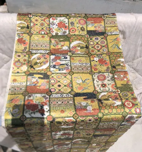 在挖煤姬下单的新一批海淘正绢又到啦
都是漂亮的布料，满满的全是漂亮的金彩，太华丽了，非常适合改成娃衣，品相都很好，布料精美，购物体验非常满意
购物体验超级好，一次切了很多件正绢和服，收到挖煤姬的包裹后，想夸一夸！包装特别用心，里外气泡膜裹得严严实实，拆开一看商品完好...