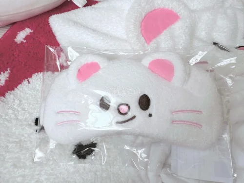 这次只买了一个jiniret眼罩就寄回来了，物流选了ems，真的非常快，大概只用了四天就收到了，挖煤姬的包装也很好还有防水袋！