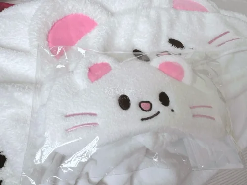 这次只买了一个jiniret眼罩就寄回来了，物流选了ems，真的非常快，大概只用了四天就收到了，挖煤姬的包装也很好还有防水袋！