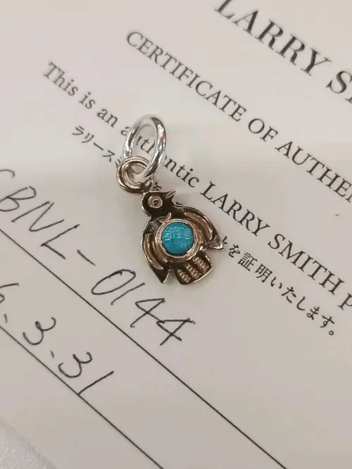 又搞了个小玩意儿 很小但是做工很好 还有绿松石的点缀 非常之喜欢 希望能再次找到这么好的 这么性价比高的东西