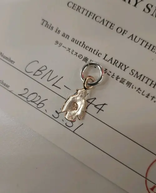 又搞了个小玩意儿 很小但是做工很好 还有绿松石的点缀 非常之喜欢 希望能再次找到这么好的 这么性价比高的东西