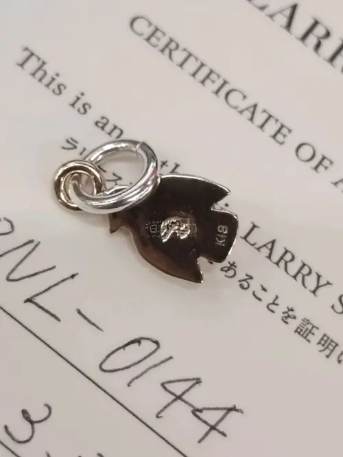 又搞了个小玩意儿 很小但是做工很好 还有绿松石的点缀 非常之喜欢 希望能再次找到这么好的 这么性价比高的东西