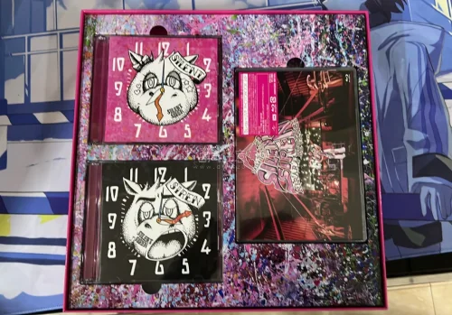 silent siren是我从高中开始就一直很喜欢的女子乐队 最近在任意门上看到了好价的十周年礼盒 也是直接拿下了 到手后看了一遍东西很新 dvd和周边甚至都没有开封 还有亲签海报 任意门的物流也很快 孩子很喜欢 以后还买