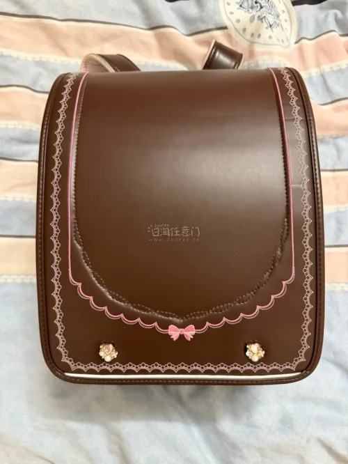 买的是mezzo piano的小学生书包 优惠力度特别大 积分抵扣后的国际运费很便宜诶！简直太划算啦 而且包装的也很细致 很严实 没有破损什么的 太推荐了！！！