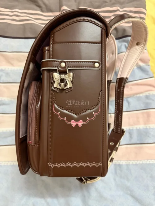 买的是mezzo piano的小学生书包 优惠力度特别大 积分抵扣后的国际运费很便宜诶！简直太划算啦 而且包装的也很细致 很严实 没有破损什么的 太推荐了！！！