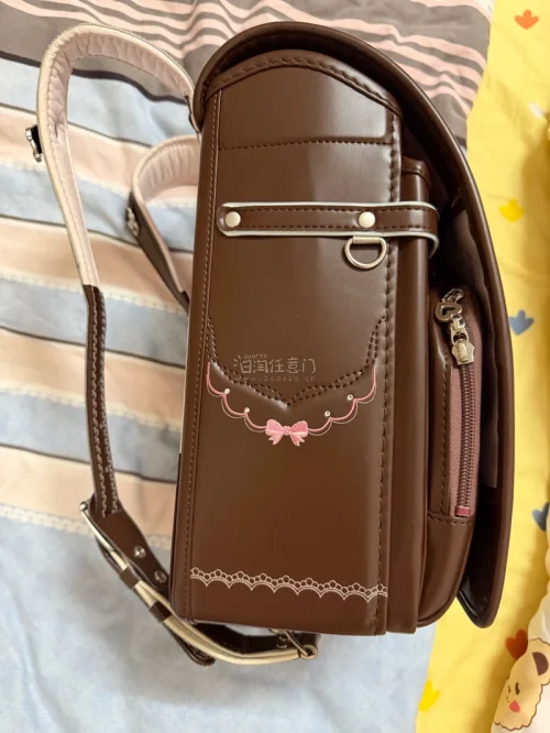 买的是mezzo piano的小学生书包 优惠力度特别大 积分抵扣后的国际运费很便宜诶！简直太划算啦 而且包装的也很细致 很严实 没有破损什么的 太推荐了！！！