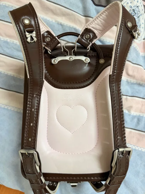 买的是mezzo piano的小学生书包 优惠力度特别大 积分抵扣后的国际运费很便宜诶！简直太划算啦 而且包装的也很细致 很严实 没有破损什么的 太推荐了！！！