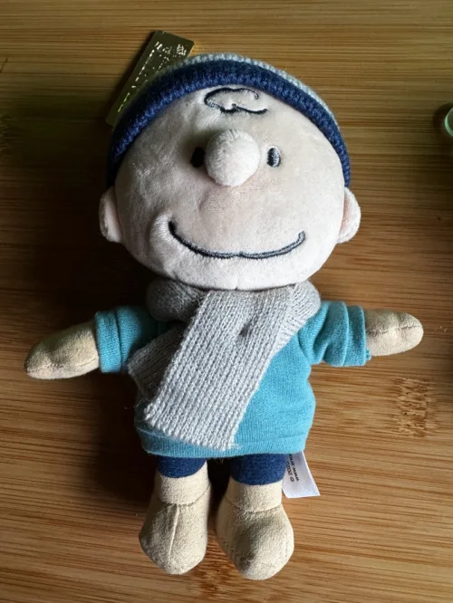 挖煤姬四月好物分享，这次分享的是我在挖煤姬买到的毛绒玩偶，是史努比里面的查理，非常的可爱，价格也很实惠。走的是竹蜻蜓路线，运费很便宜，速度也很快速。非常满意的购物体验。