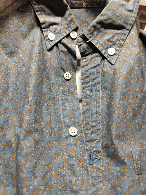 春日穿搭怎么能少得了氛围感花衬衫！最近在挖煤姬入手的这件蓝色花衬衫，衬衫是清清爽爽的雾霾蓝底色，搭配温柔的小碎花印花，色调柔和不张扬，完美适配春天的明媚氛围，面料轻薄透气，贴身穿软糯亲肤，不管是单穿还是做外套内搭都超合适。感谢挖煤姬这个日淘平台，操作界面简洁易懂，自...