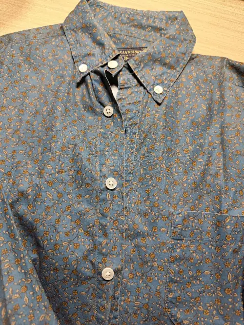 春日穿搭怎么能少得了氛围感花衬衫！最近在挖煤姬入手的这件蓝色花衬衫，衬衫是清清爽爽的雾霾蓝底色，搭配温柔的小碎花印花，色调柔和不张扬，完美适配春天的明媚氛围，面料轻薄透气，贴身穿软糯亲肤，不管是单穿还是做外套内搭都超合适。感谢挖煤姬这个日淘平台，操作界面简洁易懂，自...