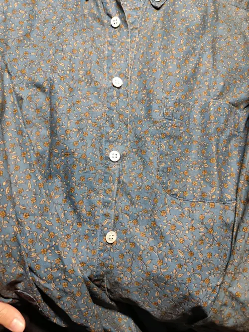 春日穿搭怎么能少得了氛围感花衬衫！最近在挖煤姬入手的这件蓝色花衬衫，衬衫是清清爽爽的雾霾蓝底色，搭配温柔的小碎花印花，色调柔和不张扬，完美适配春天的明媚氛围，面料轻薄透气，贴身穿软糯亲肤，不管是单穿还是做外套内搭都超合适。感谢挖煤姬这个日淘平台，操作界面简洁易懂，自...