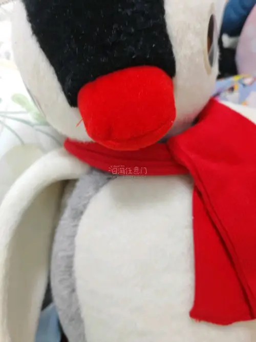 终于收到心心念念的企鹅玩偶啦！拿到手就被它的质感惊喜到，毛绒摸起来软软糯糯的，一点都不掉毛，做工也超精细，还原度超高。抱着rua了好久，红围巾和圆滚滚的造型也太可爱了，摆在床头或者当抱枕都超合适，真的是买到就是赚到