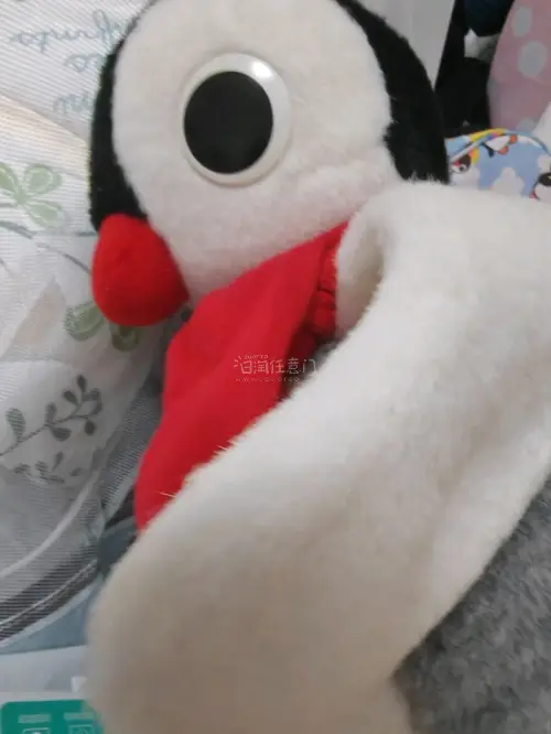 终于收到心心念念的企鹅玩偶啦！拿到手就被它的质感惊喜到，毛绒摸起来软软糯糯的，一点都不掉毛，做工也超精细，还原度超高。抱着rua了好久，红围巾和圆滚滚的造型也太可爱了，摆在床头或者当抱枕都超合适，真的是买到就是赚到