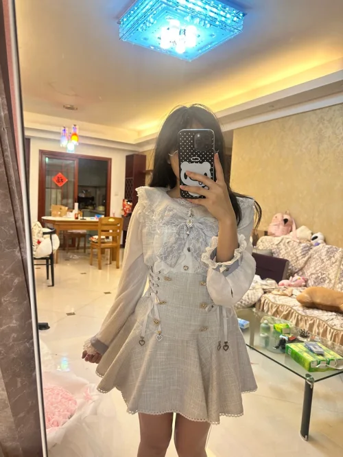 
1. 终于收到心仪的LizLisa啦！整体是温柔甜美风，蕾丝花边、蝴蝶结、爱心配饰细节满满，面料柔软不扎身，版型很显瘦，低饱和粉色超显白，完全不挑肤色。少女感十足，日常穿搭、拍照出片都绝了，正品质感在线，性价比超高，已安利给闺蜜～

2. 实物比图片还要好看！Li...