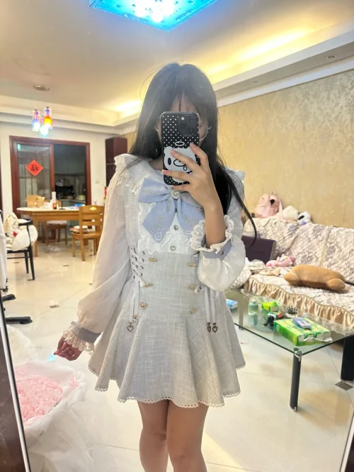 
1. 终于收到心仪的LizLisa啦！整体是温柔甜美风，蕾丝花边、蝴蝶结、爱心配饰细节满满，面料柔软不扎身，版型很显瘦，低饱和粉色超显白，完全不挑肤色。少女感十足，日常穿搭、拍照出片都绝了，正品质感在线，性价比超高，已安利给闺蜜～

2. 实物比图片还要好看！Li...