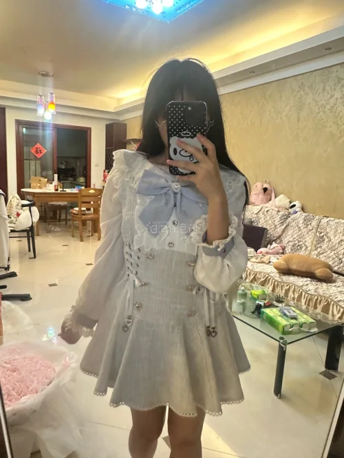 
1. 终于收到心仪的LizLisa啦！整体是温柔甜美风，蕾丝花边、蝴蝶结、爱心配饰细节满满，面料柔软不扎身，版型很显瘦，低饱和粉色超显白，完全不挑肤色。少女感十足，日常穿搭、拍照出片都绝了，正品质感在线，性价比超高，已安利给闺蜜～

2. 实物比图片还要好看！Li...