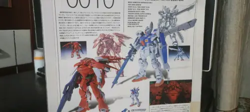 这款高达模型细节精致到令人惊叹，涂装色彩饱满且过渡自然，关节可动性出色，拼装过程流畅，完成后的造型霸气十足，绝对是值得收藏的精品！