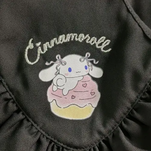 买到了ankrouge和三丽鸥大耳狗早年的联名款(≧∇≦)！实在是太可爱了，看图还以为是普通印花没想到拿到发现字母是刺绣，面料薄薄的虽然是长袖但是夏天穿也完全不会热，等了一个月也很值！非常喜欢以后还会继续用挖煤姬( ＾∇＾)