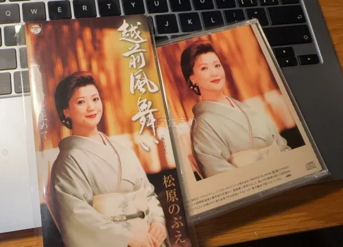 挖煤姬5月五一假期宅家放松好物分享。挖煤姬海淘中古CD第n弹，依旧方便快捷省心，平台使用丝滑无难度，海运大概十多天就到手了。五一长假不想出门凑热闹，宅家听音乐也是一种不错的选择。
