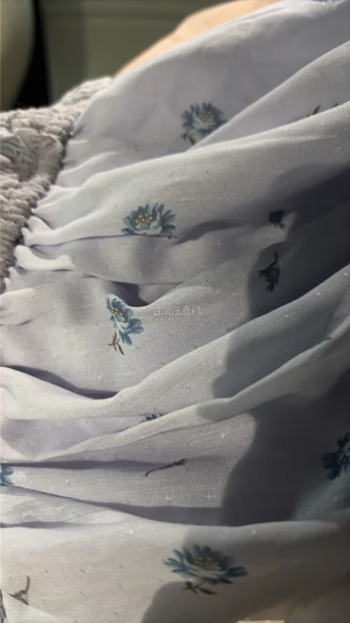商品识别

这是一件蓝白碎花雪纺类服饰，挖到超爱的复古碎花古着上衣！蓝白花卉温柔又清新，蕾丝花边+荷叶边设计超戳少女心，雪纺面料轻薄舒服，版型宽松不挑身材，上身秒变温柔氛围感美女，古着的独特质感真的很难不爱✨