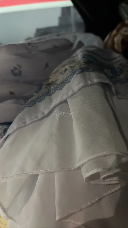 商品识别

这是一件蓝白碎花雪纺类服饰，挖到超爱的复古碎花古着上衣！蓝白花卉温柔又清新，蕾丝花边+荷叶边设计超戳少女心，雪纺面料轻薄舒服，版型宽松不挑身材，上身秒变温柔氛围感美女，古着的独特质感真的很难不爱✨