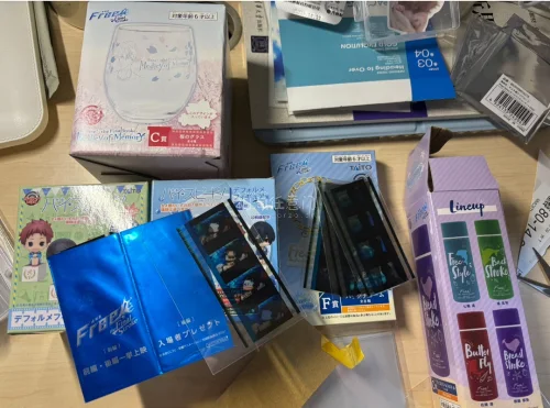 挖煤姬开箱来啦！挖煤姬是一个很好用的购物平台，客服认真负责，而且每周有手续费抵扣券 活动也蛮多的。物流运输很快，包装也特别安心，加固方面也做的不错。合箱很快
包裹重量:700g。包裹内商品:杯子。照片卡片和小手办。运输过程包裹也完好无损 打包也很仔细 下次还会来切煤...