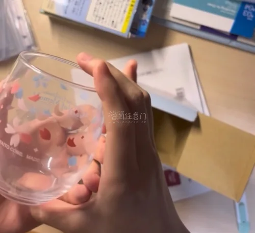 挖煤姬开箱来啦！挖煤姬是一个很好用的购物平台，客服认真负责，而且每周有手续费抵扣券 活动也蛮多的。物流运输很快，包装也特别安心，加固方面也做的不错。合箱很快
包裹重量:700g。包裹内商品:杯子。照片卡片和小手办。运输过程包裹也完好无损 打包也很仔细 下次还会来切煤...