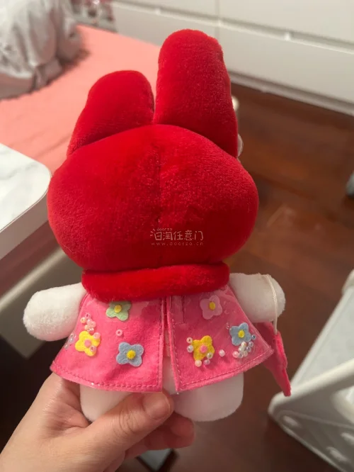 一个快递只发了一只小可爱，美乐蒂的衣服可以穿脱，衣服里面的小珠子还可以滑动，还是非常精致的。加上运费的娃娃也比国内便宜一些，总之满意！