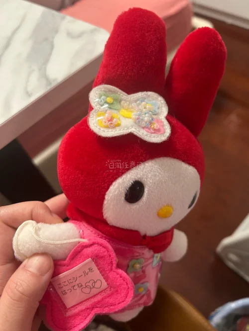 一个快递只发了一只小可爱，美乐蒂的衣服可以穿脱，衣服里面的小珠子还可以滑动，还是非常精致的。加上运费的娃娃也比国内便宜一些，总之满意！
