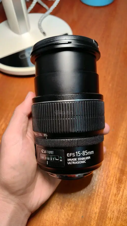 终于收到心心念念的佳能15-85小牛头！焦段覆盖广，从广角到中焦都能拍，挂机出门超方便。带防抖和USM对焦，画质在半幅镜头里表现很稳，二手成色也很新，非常满意这次购物体验，推荐给半幅机用户！