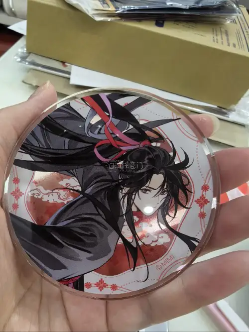 心心念念的魔道祖师东京塔亚克力杯垫到啦，印刷清晰，很透，柄图超美，直接是抱盒的，大写的满足，只是没有买到吧唧有点遗憾，任意门真是一个好平台