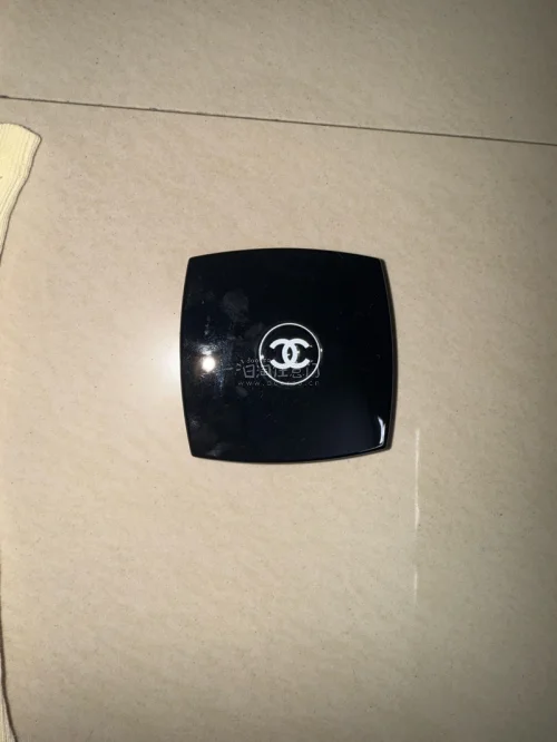 谁懂啊！在挖煤姬挖到这件奶黄色针织开衫，简直是初夏穿搭天菜！温柔的奶油黄自带柔光滤镜，镂空提花+竖纹肌理软乎乎的，单穿清爽透气，当防晒开衫也超适配，五一出游、日常通勤都能搭，日系松弛感直接拉满～
挖煤姬日淘体验也超棒，物流稳定又省心，从下单到收货全程透明，完全没踩雷...