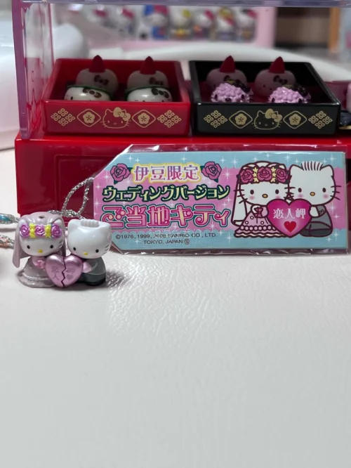 这次在挖煤姬一次入手了三款Hello Kitty中古限定周边，整体体验真的超出预期！平台的商品卡功能很方便，能直接记录心仪的商品，下单和物流全程都很省心。收到的伊豆限定和菓子屋套装细节超精致，每个小点心和人偶都保存得很好，平成复古的质感完全没被破坏。卖家打包得也很稳...