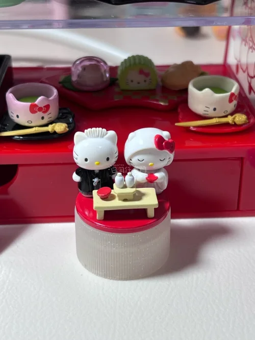 这次在挖煤姬一次入手了三款Hello Kitty中古限定周边，整体体验真的超出预期！平台的商品卡功能很方便，能直接记录心仪的商品，下单和物流全程都很省心。收到的伊豆限定和菓子屋套装细节超精致，每个小点心和人偶都保存得很好，平成复古的质感完全没被破坏。卖家打包得也很稳...