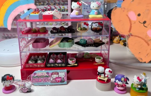 这次在挖煤姬一次入手了三款Hello Kitty中古限定周边，整体体验真的超出预期！平台的商品卡功能很方便，能直接记录心仪的商品，下单和物流全程都很省心。收到的伊豆限定和菓子屋套装细节超精致，每个小点心和人偶都保存得很好，平成复古的质感完全没被破坏。卖家打包得也很稳...