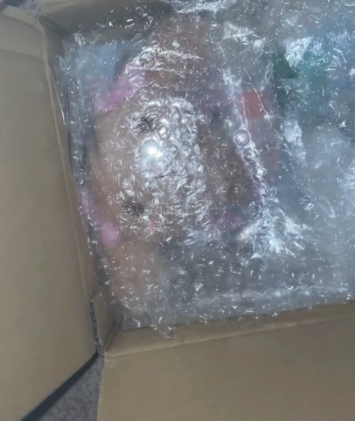 这次运的毛绒小东西不太怕凹陷坏了之类的，箱子还好很厚实，上面有一层泡沫纸有点难得，东西完好无损与描述也一直的可以可以