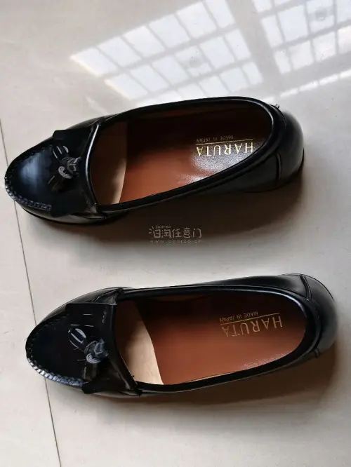 终于入手了心心念念的HARUTA 4515流苏乐福鞋！在任意门蹲了好久，看到好价果断下手，日亚直邮速度还挺快。鞋型真的太经典了，黑色亮面皮质超有质感，流苏设计精致又不会太夸张，搭配JK制服或者日常通勤都毫无压力。上脚很舒服，鞋底软硬适中，走一天也不累。作为日本老牌制...