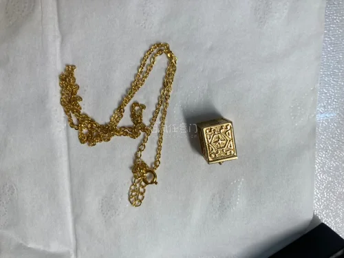 切的我觉得算是超好价，很满意，不愧是官方产物，好好看。一开始怕阴花妹还买了个拍照服务，没想到很ok。竹蜻蜓很快，五一假期内收到啦，巨开心。以后戴上班了。