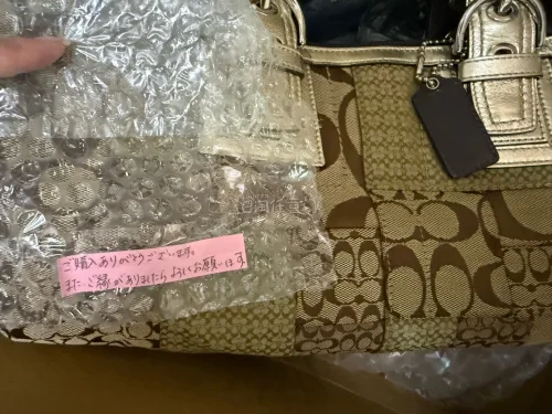 买到了心爱的包包呀，这个包不太常见，还是拼接的，成色也特别特别新，第一次购物特别成功吧！而且还留下一张便利贴，感觉特别暖心的说！不枉费我精心挑选哈哈，物流也很快呀！