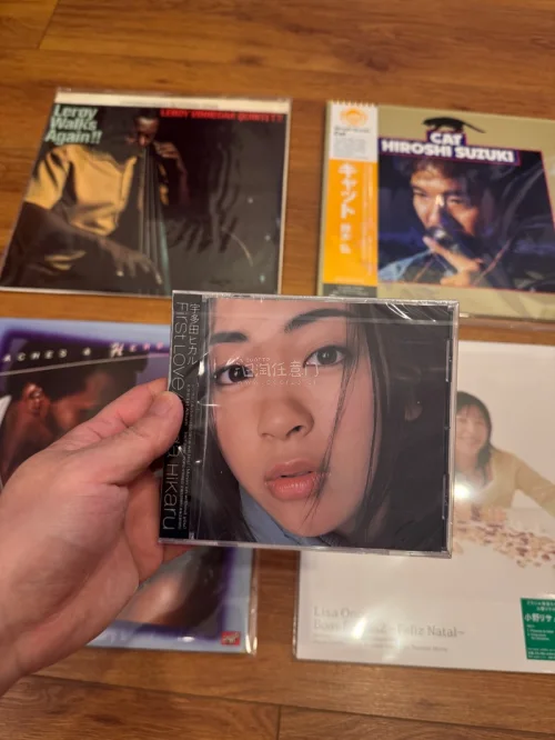 年后又通过日淘任意门从煤炉和雅虎上购入一些黑胶唱片等物品。
几乎每周都先领免手续费和满减的折扣券，找准机会下单，能省一些是一些，非常棒的福利。
从购买到入库很迅速，合箱还是控制在 10 个包裹内免费合箱，未保留原始包装。
因为上次发现外箱有局部受损痕迹，所以本次在原...