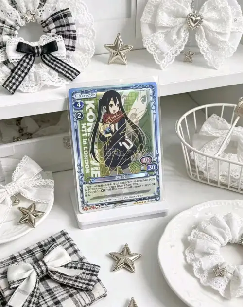 五一宅家放松幸福感直接拉满✨这次在挖煤姬切煤入手的轻音少女金签银签PM卡也太绝了！绝美原画卡面质感超细腻，金签银签刻印超精致，每一张都颜值在线，收藏党直接狂喜?一直用挖煤姬切煤真的超省心。物流打包特别严实，到手完好无损。五一不用出门，宅家拆谷欣赏绝美小卡，治愈所有疲...