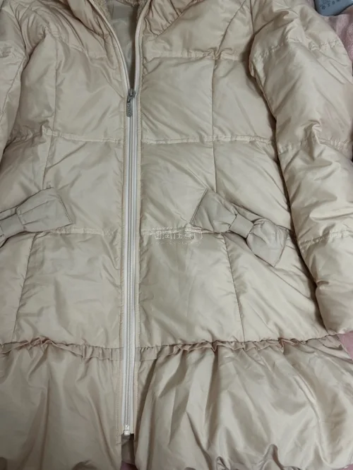 谁懂啊！这件奶fufu的棉服也太好看了吧? 领口的毛绒软乎乎的，蝴蝶结和裙摆的设计甜到我心坎里，上身温柔又显嫩，冬天穿也完全不臃肿。转运的包裹也保护得很好，衣服没有一点瑕疵，这次海淘真的挖到宝啦！