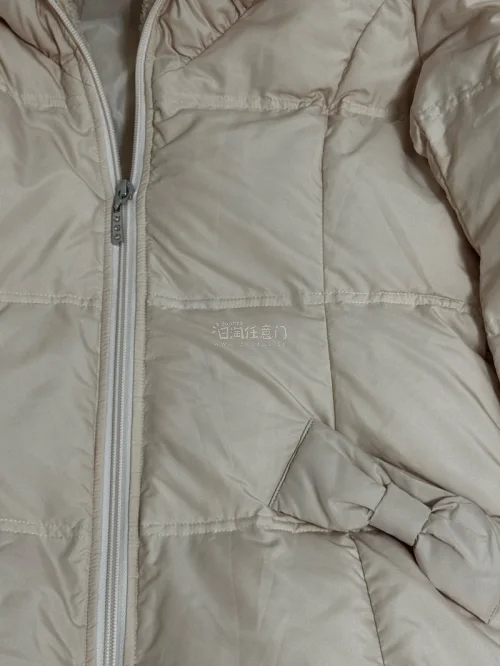 谁懂啊！这件奶fufu的棉服也太好看了吧? 领口的毛绒软乎乎的，蝴蝶结和裙摆的设计甜到我心坎里，上身温柔又显嫩，冬天穿也完全不臃肿。转运的包裹也保护得很好，衣服没有一点瑕疵，这次海淘真的挖到宝啦！