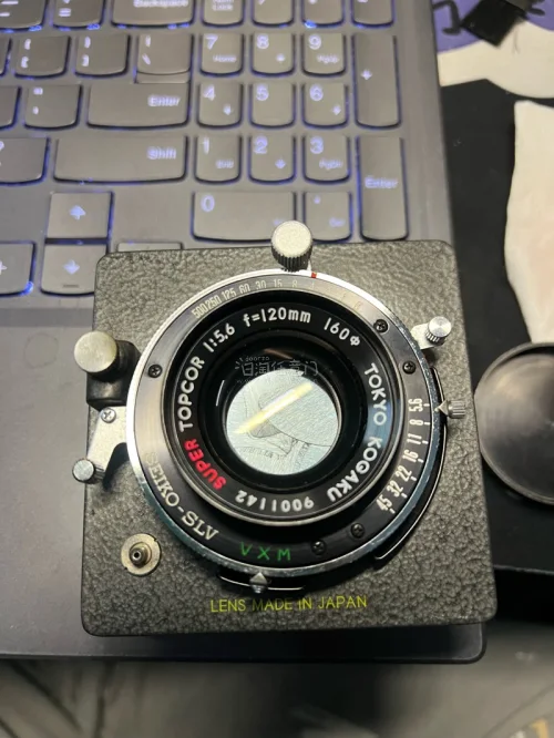 四百多元捡漏到一颗成色较好的KOGAKU super Topcor 120mm f5.6镜头，很漂亮的一颗头，像场很大可以用来拍大画幅。平台的快递箱很结实，泡沫也多，镜头安全下车，很不错的一次体验
