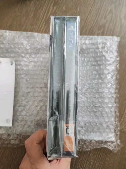 这是第一次用任意门海淘，因为在国内平台上很少有全新未拆封的死亡搁浅限定版，在任意门上蹲了好久才蹲到。国际运输箱打包很好，气泡膜拉满，游戏外盒成色也很好，卖家还写了小卡片，满意～